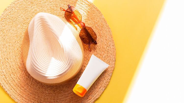 Usar gafas para proteger la vista, cubrir la cabeza con sombreros y protector solar, tres de los cuidados básicos (Shutterstock)