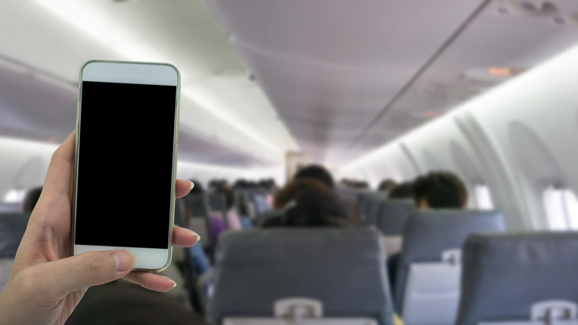 Si no ponen sus celulares en Modo Avión durante un vuelo, los smartphones probablemente molesten bastante a algunos pilotos y controladores de tráfico aéreo (istock)