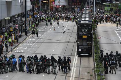 Manifestantes pro democracia se enfrentan a la policía de Hong Kong durante una protesta el 24 de mayo 2020 (EFE/EPA/JEROME FAVRE).