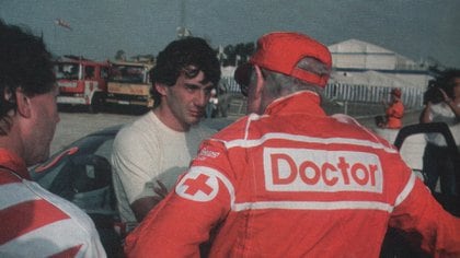 Ayrton Senna y Sid Watkins (médico a cargo de la F1 por 26 años) tras el choque de Ratzenberger. El brasileño fue el único piloto que fue al lugar (Archivo: CORSA).