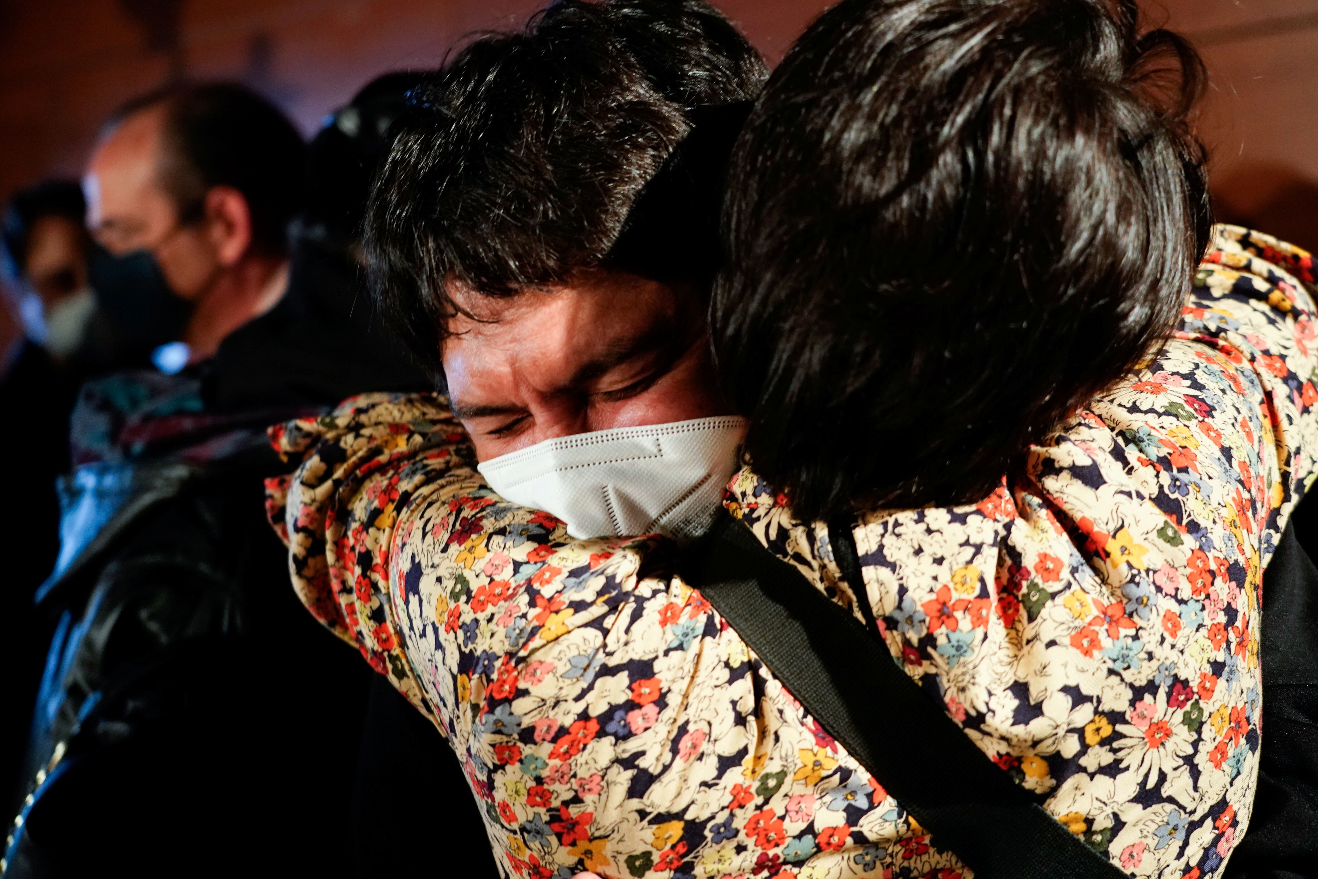 Yunior Garcia hugs the Cuban activist Massiel Rubio in Spain (Photo: REUTERS / Juan Medina)