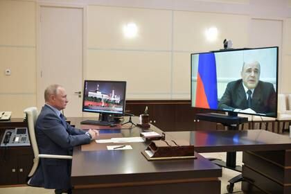 El presidente de Rusia, Vladimir Putin, recibe la noticia del conatgio del primer ministro Mishustin R(Reuters)