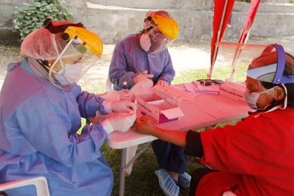 24/09/2020 Una trabajadora sanitaria realiza pruebas rápidas del coronavirus en Perú.

POLITICA 

MARIANA BAZO / ZUMA PRESS / CONTACTOPHOTO

