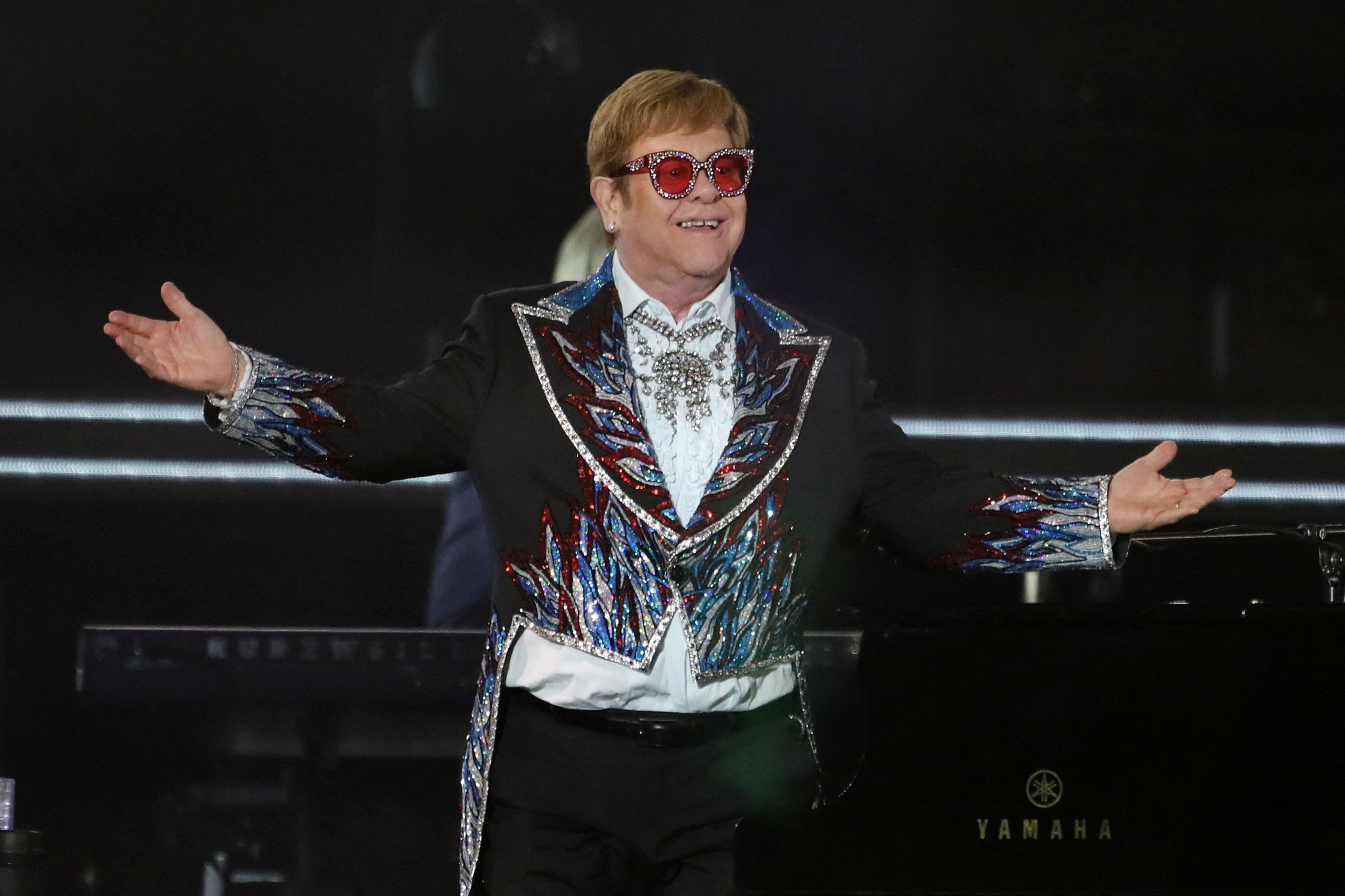 Sir Elton John se presentó en vivo en el último espectáculo norteamericano de Elton John de su gira "Farewell Yellow Brick Road" (REUTERS/David Swanson)