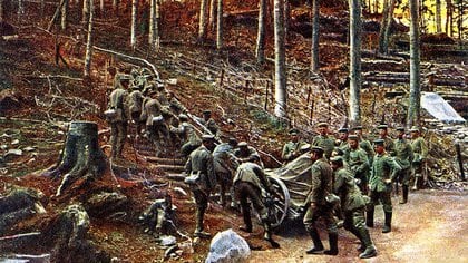 Soldados alemanes intentan mover un mortero pesado de 25cm a través de un bosque