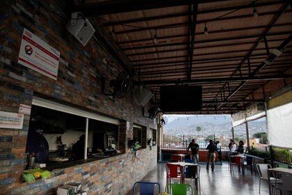 Los restaurantes de la Ciudad y el Estado de México tuvieron que cerrar sus puertas por el regreso del semáforo rojo (Foto: Daniel Becerril/REUTERS/