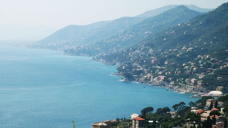 El golfo Paradiso es un pequeÃ±o golfo italiano situado en la ribera oriental del golfo de GÃ©nova en la regiÃ³n de Liguria