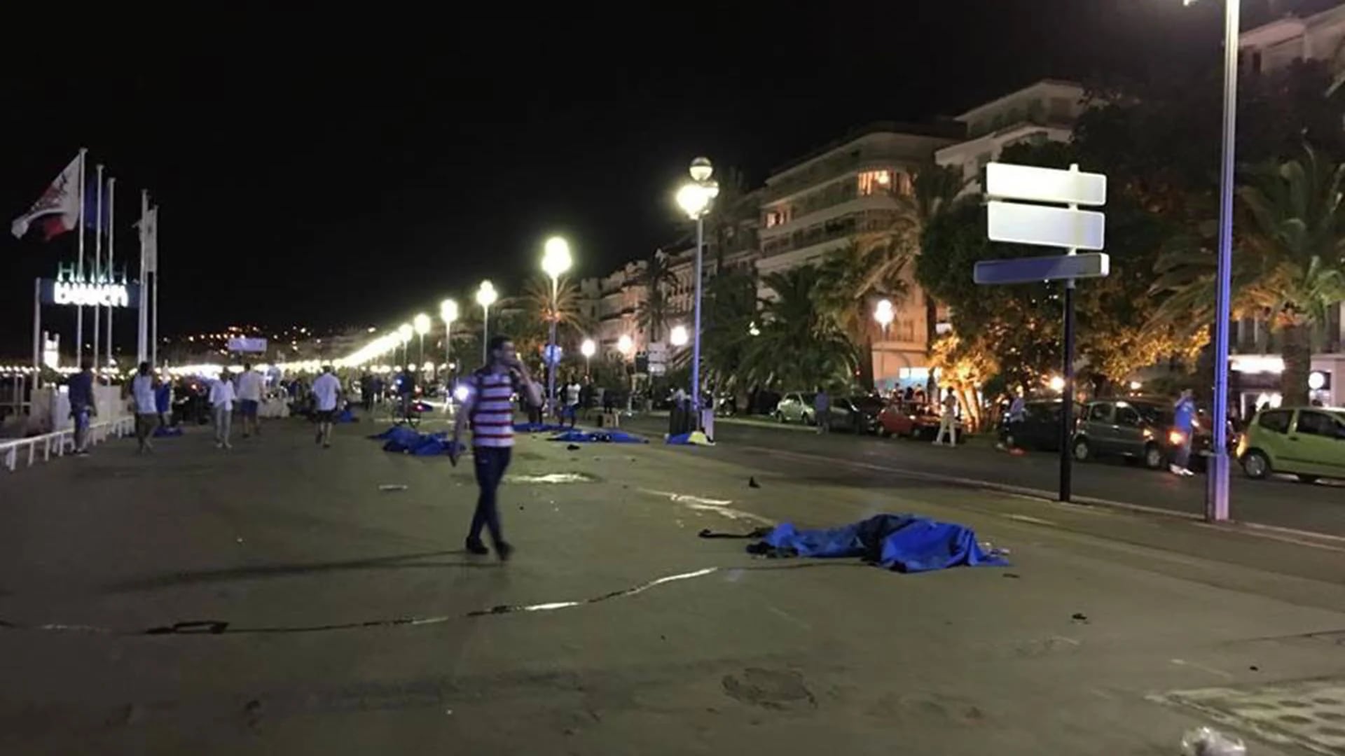 Los cuerpos permanecían en las calles mientras las autoridades rodeaban el perímetro