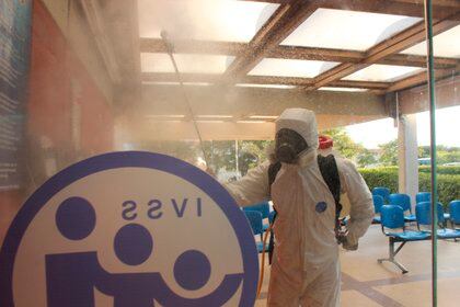 Personal de saneamiento participa en una jornada de desinfección en un hospital venezolano. EFE/ Johnny Parra/Archivo
