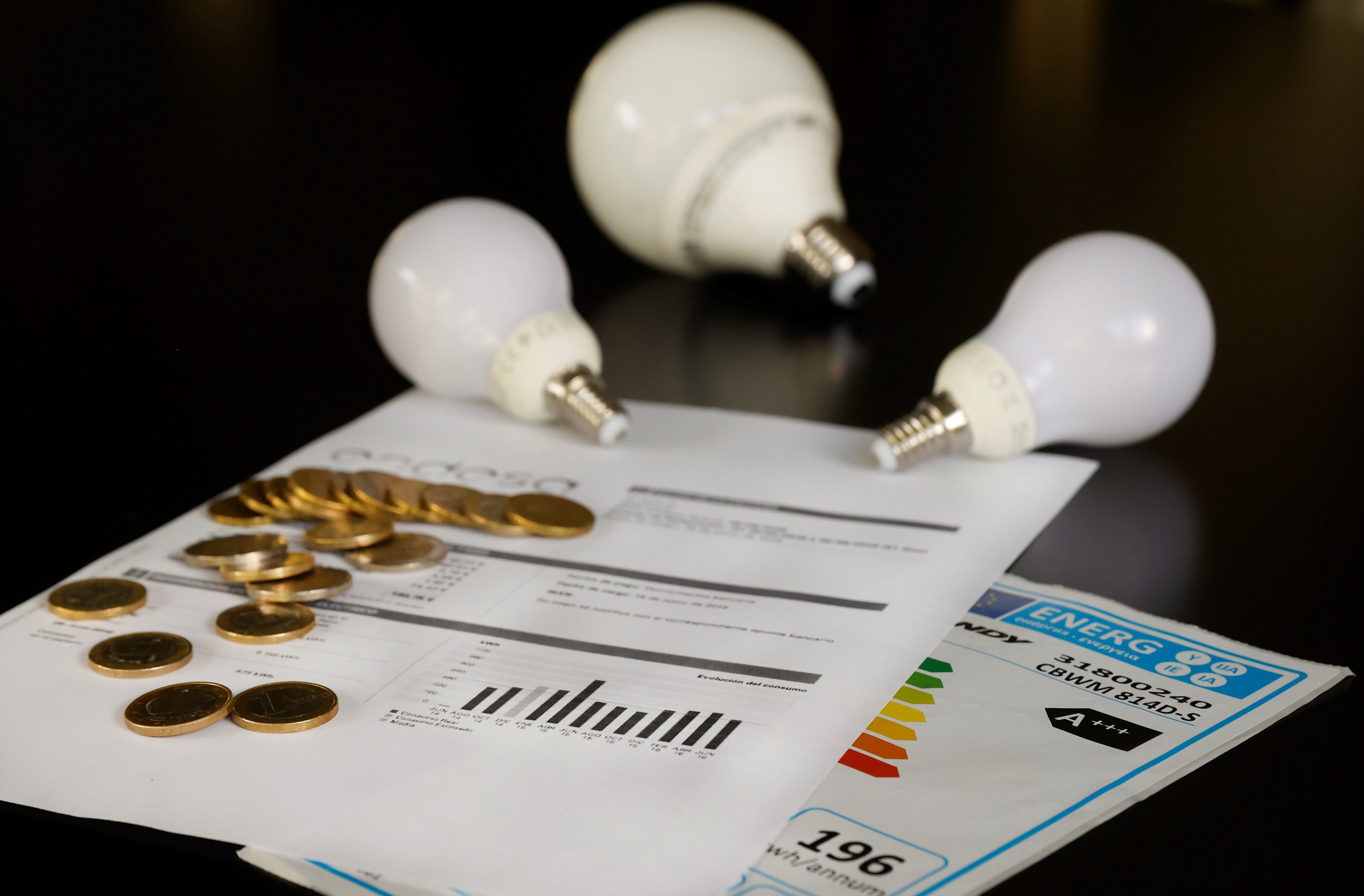 Pese a los aumentos que hubo en el último tiempo, las tarifas de luz y gas se mantienen subsidiadas y fijas hasta fin de octubre (EFE)
