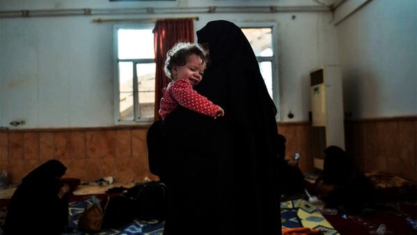 Muchas de las mujeres de los terroristas del Estado Islámico fueron víctimas de violaciones, torturas y ejecuciones. Los yihadistas las usaron como esclavas sexuales y en muchos casos utilizaron a sus hijos como “cachorros” para cometer atentados suicidas (Getty Images)
