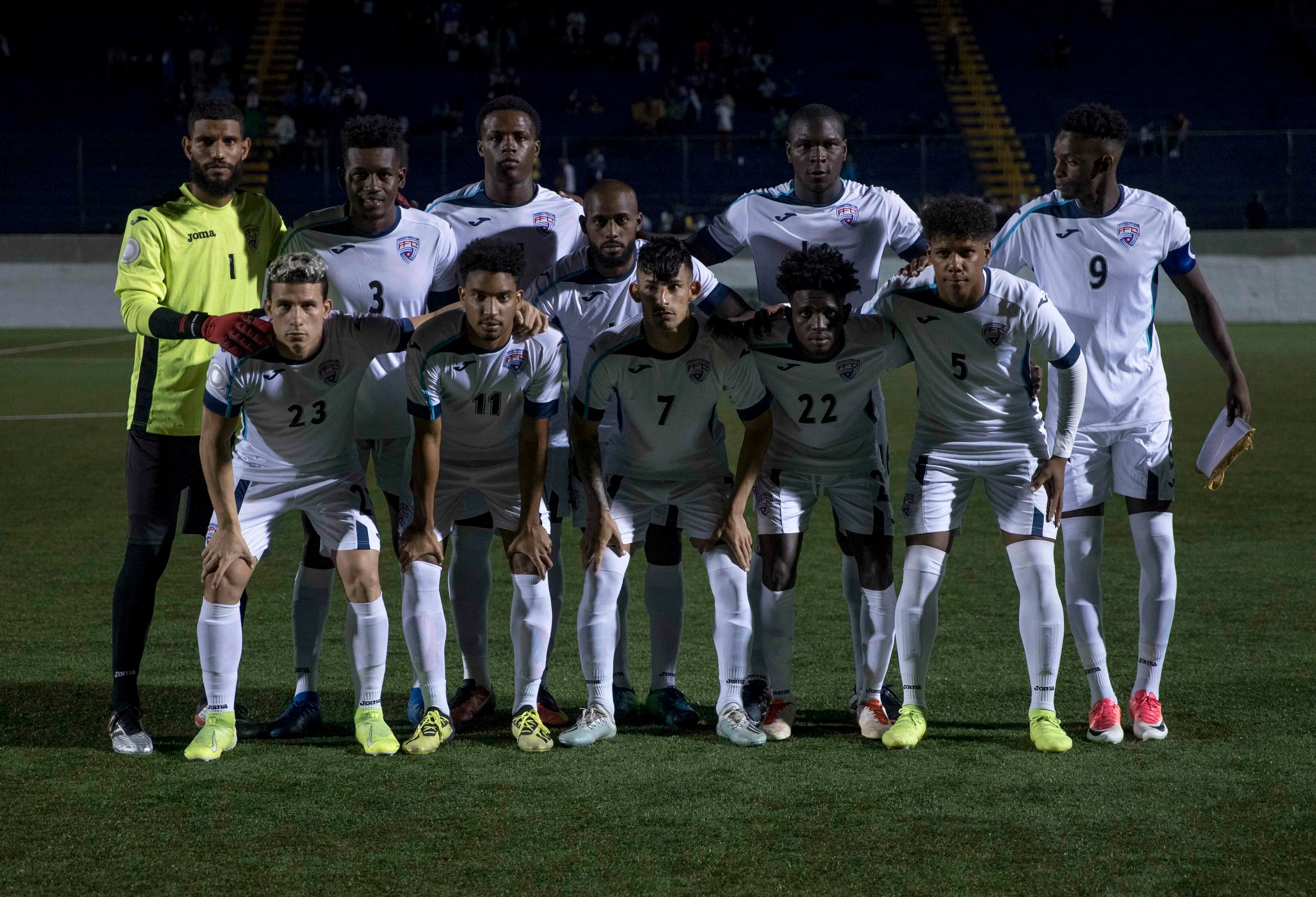 Foto de archivo del plantel titular de la selección de fútbol de Cuba en un partido en Managua, Nicaragua (EFE/Jorge Torres)