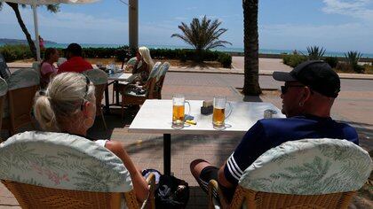 FILE PHOTO: A couple enjoys a beer in a terrace bar at Playa de Palma beach ahead of Spain's official reopening of the borders June 21 following the coronavirus disease (COVID-19) outbreak, in Palma de Mallorca, Spain June 16, 2020. REUTERS/Enrique Calvo