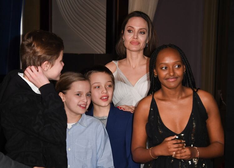 Angelina Jolie con sus hijos (AFP)