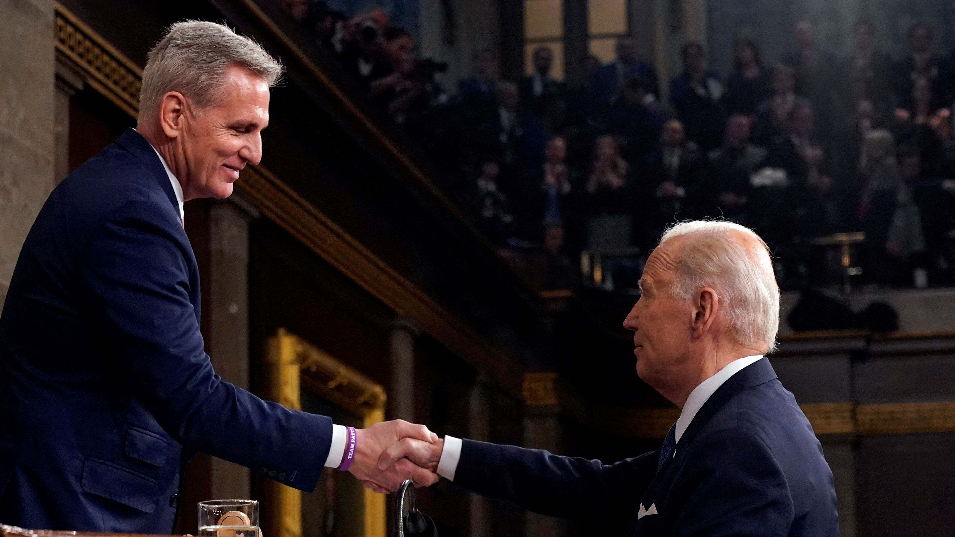 Joe Biden le da la mano a Kevin McCarthy (Jacquelyn Martin/Pool via REUTERS)