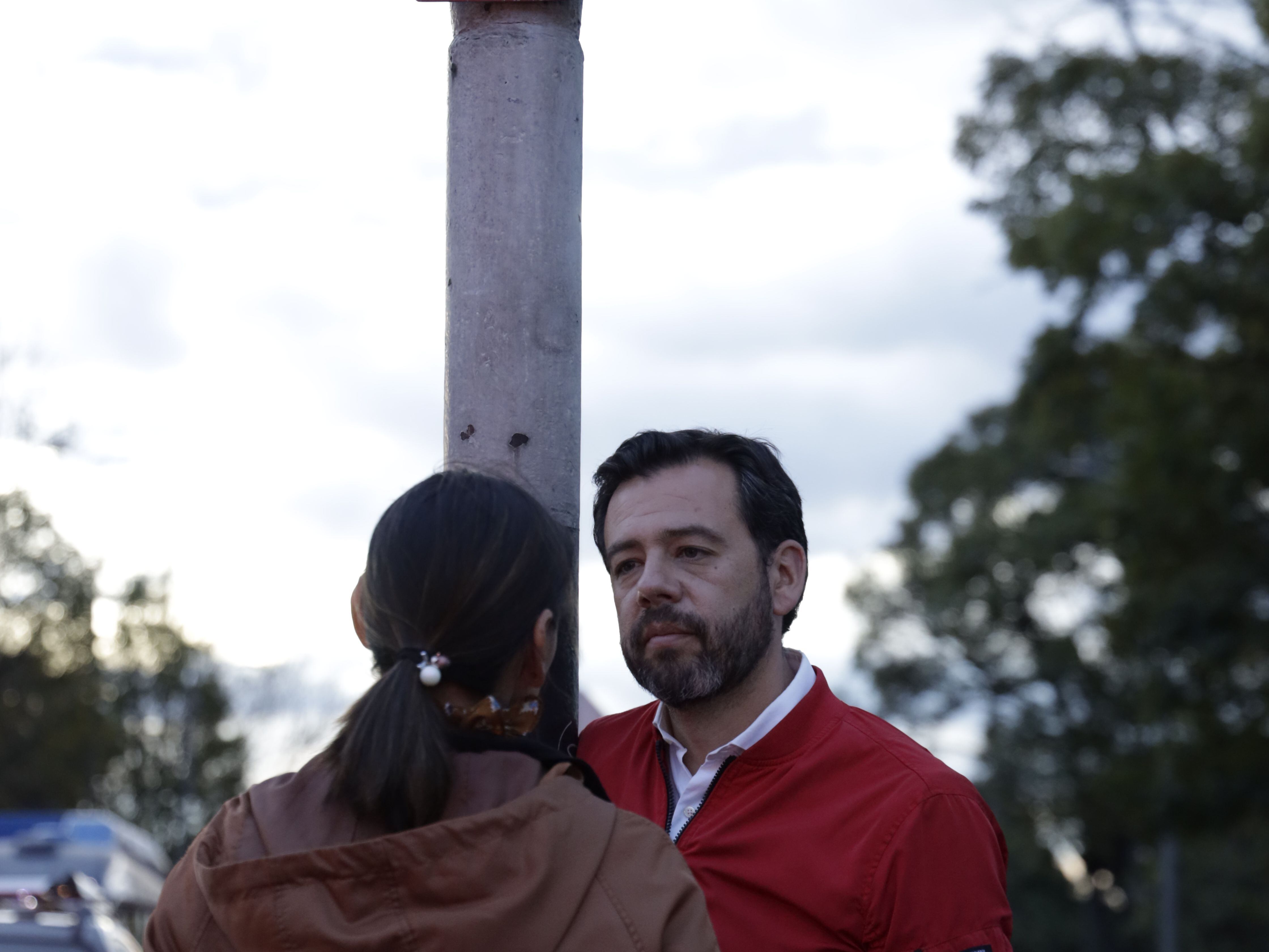 Carlos Fernando Galán conversa con una mujer