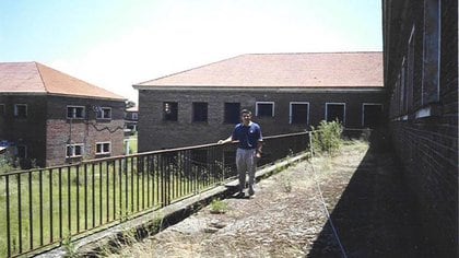 Julio Ruarte en uno de los balcones de los edificios del cuartel, en el año 2000, durante las investigaciones para su libro