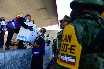 CIUDAD DE MÉXICO, 12ENERO2021.- Autoridades federales recibieron el paquete de más de 400 mil vacunas contra COVID-19 de Pfizer-BioNTech en el Aeropuerto internacional de la Ciudad de México.
FOTO: PRESIDENCIA/CUARTOSCURO.COM