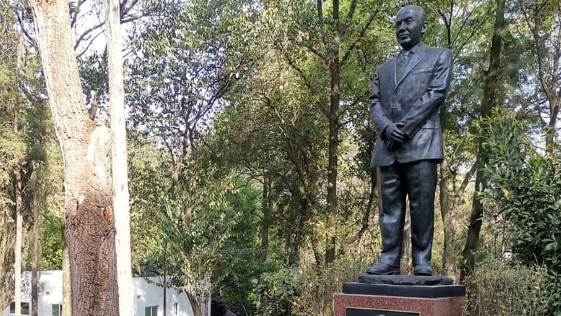 Foto de la estatua del expresidente panista Felipe Calderón, ubicada en la Avenida de los Presidentes dentro del Complejo Cultural Los Pinos