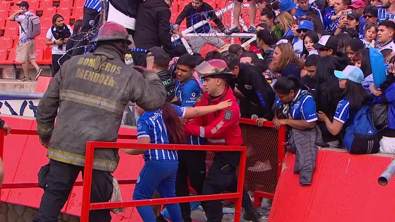 The firefighters acted quickly and allowed dozens of fans to be evacuated in the middle of the incidents (TV Capture)