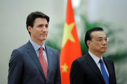 El primer ministro canadiense Justin Trudeau y el primer ministro chino Li Keqiang durante una reunión en Beijing en 2017 (REUTERS/Thomas Peter/archivo)