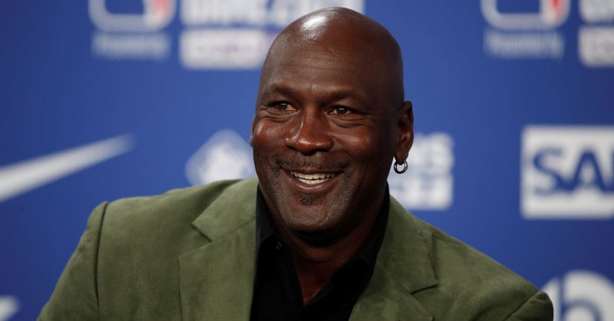 Photo of Michael Jordan compró un equipo Nascar y contrató al único piloto afroamericano de la categoría.