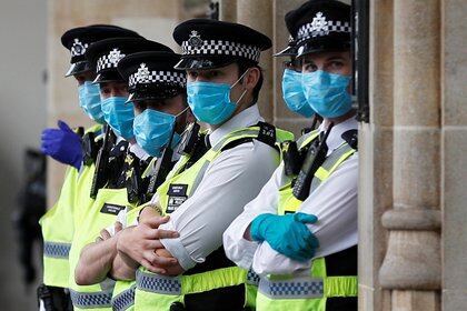 Oficiales de policía británicos. REUTERS/Peter Nicholls