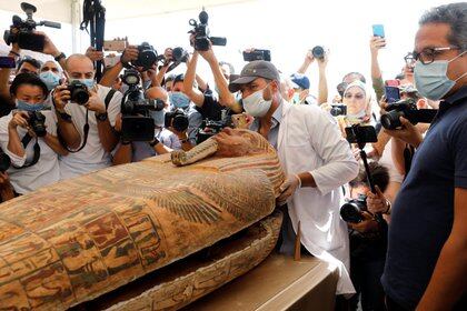 Uno de los sarcófagos fue abierto por primera vez frente a la prensa REUTERS/Mohamed Abd El Ghany