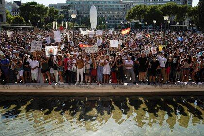 Una multitud participa en una protesta contra el uso de máscaras protectoras durante la pandemia en Madrid, España, el 16 de agosto de 2020. REUTERS/Juan Medina