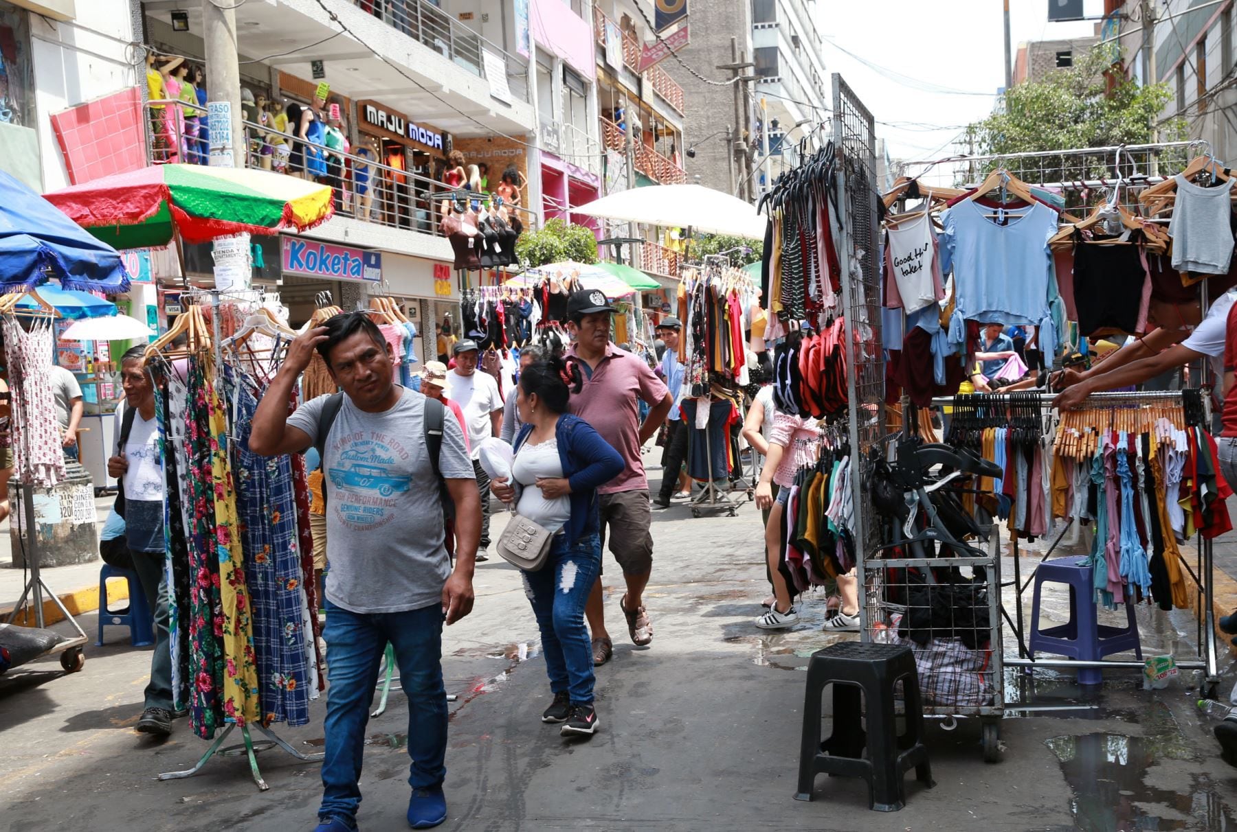 Many street vendors are forced to pay the quota collection mafias for a divided space and 'security'.  The person who fails to comply with this may end up being shot dead.  (Andean)