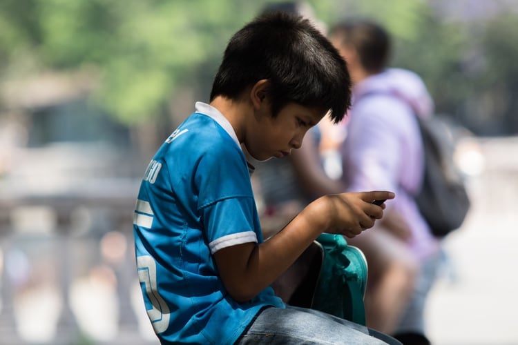 Tanto para padres como hijos, la relación con los teléfonos celulares han transformado de alguna forma sus vidas. (Foto: Moisés Pablo/Cuartoscuro)
