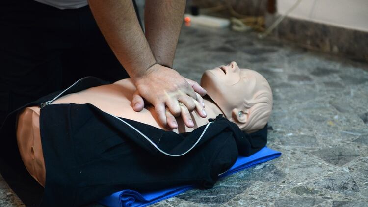 La practica efectiva de reanimación cardiopulmonar (RCP) puede salvar a una persona de la muerte súbita. Foto: Fernando Calzada.