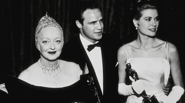 Bette Davis, Marlon BrandoÂ y Grace KellyÂ en la ceremonia de los Oscar en 1956 (Hollywood Archive/The Grosby Group)