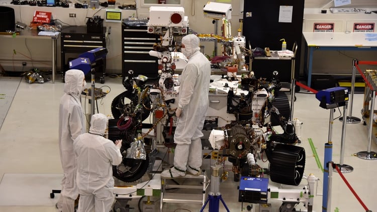 PASADENA (ESTADOS UNIDOS) â€“ Ingenieros del Laboratorio de PropulsiÃ³n de la Agencia Nacional Aeroespacial estadounidense (JPL-NASA) trabajan en la construcciÃ³n del robot â€œMars 2020â€. Fotos: EFE/ IvÃ¡n MejÃ­a
