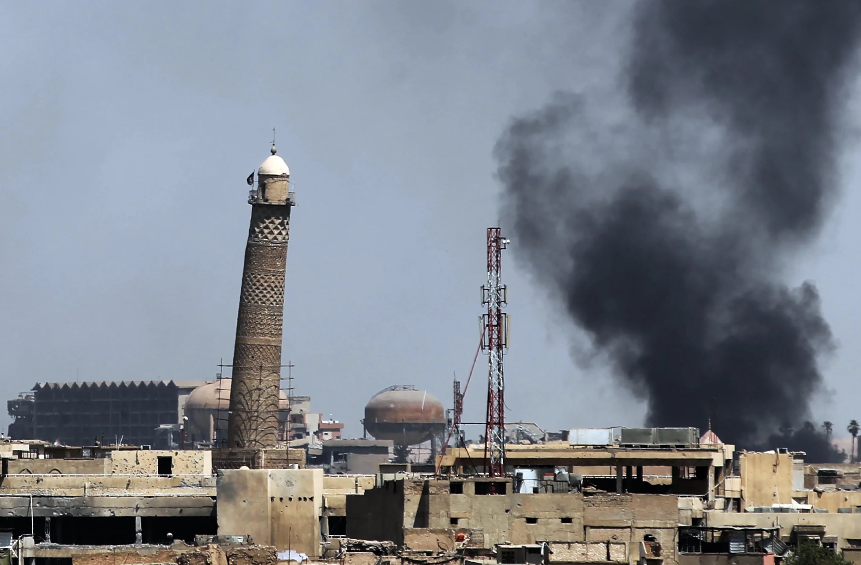 El humo crece en la ciudad vieja de Mosul y junto a la mezquita al Nuri durante lo combates del domingo (AFP)