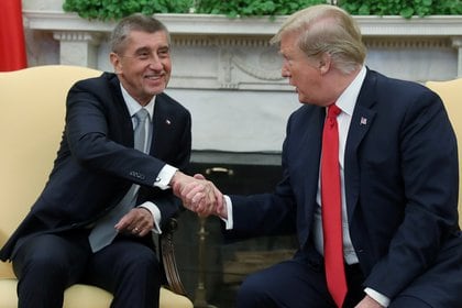 El primer ministro de la República Checa, Andrej Babis, admirador de Trump, se apuró a bajar esta foto de las redes sociales y despegarse de un personaje que ya es incómodo hasta para los populistas autocráticos del mundo. REUTERS/Jonathan Ernst.