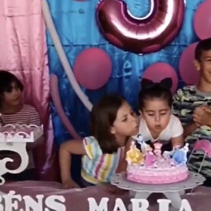 Maria Antonia apaga las velas de su pequeña hermana impidiéndole pedir su deseo de cumpleaños. 