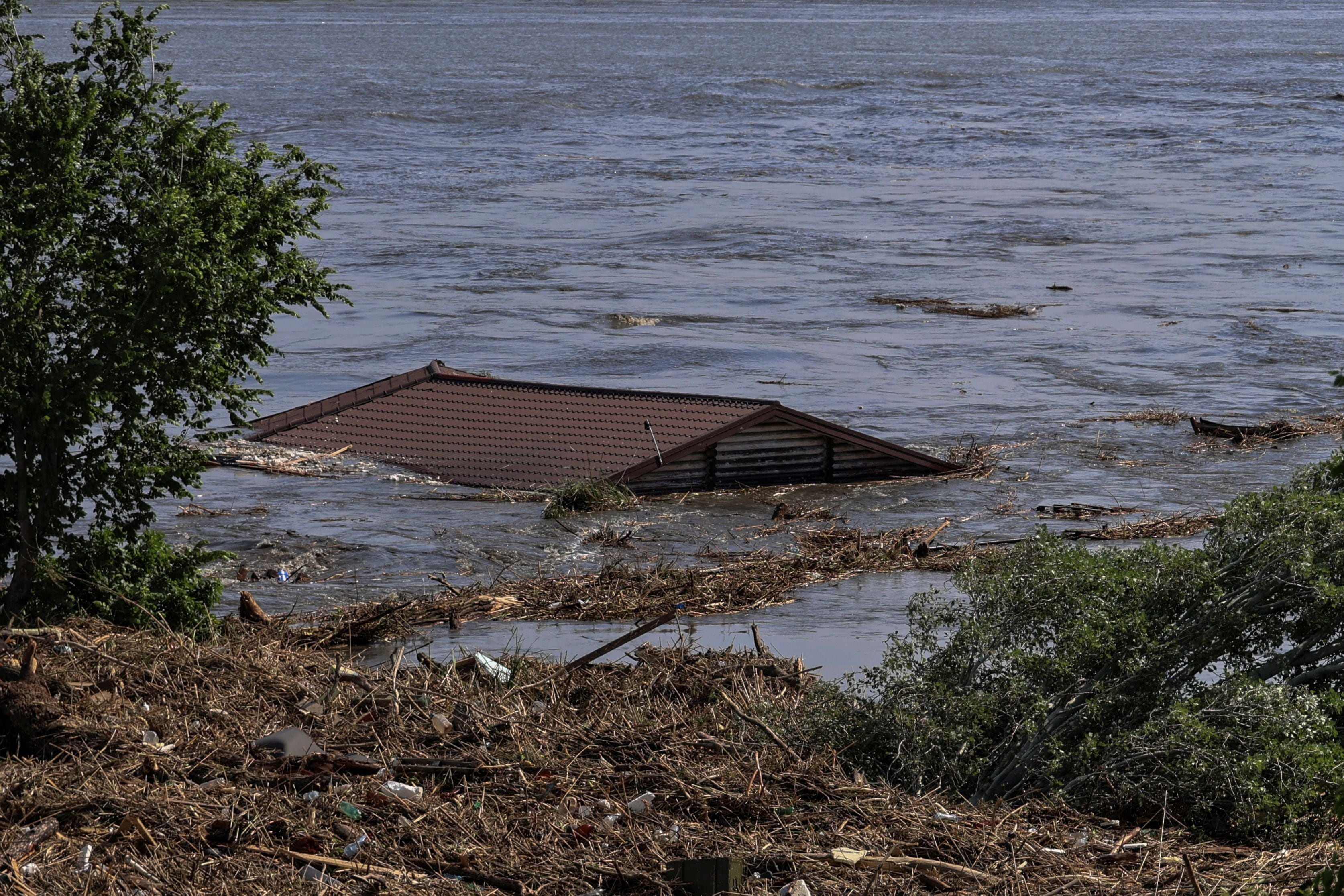 Viviendas inundadas en los márgenes del río Dnipro (Reuters)