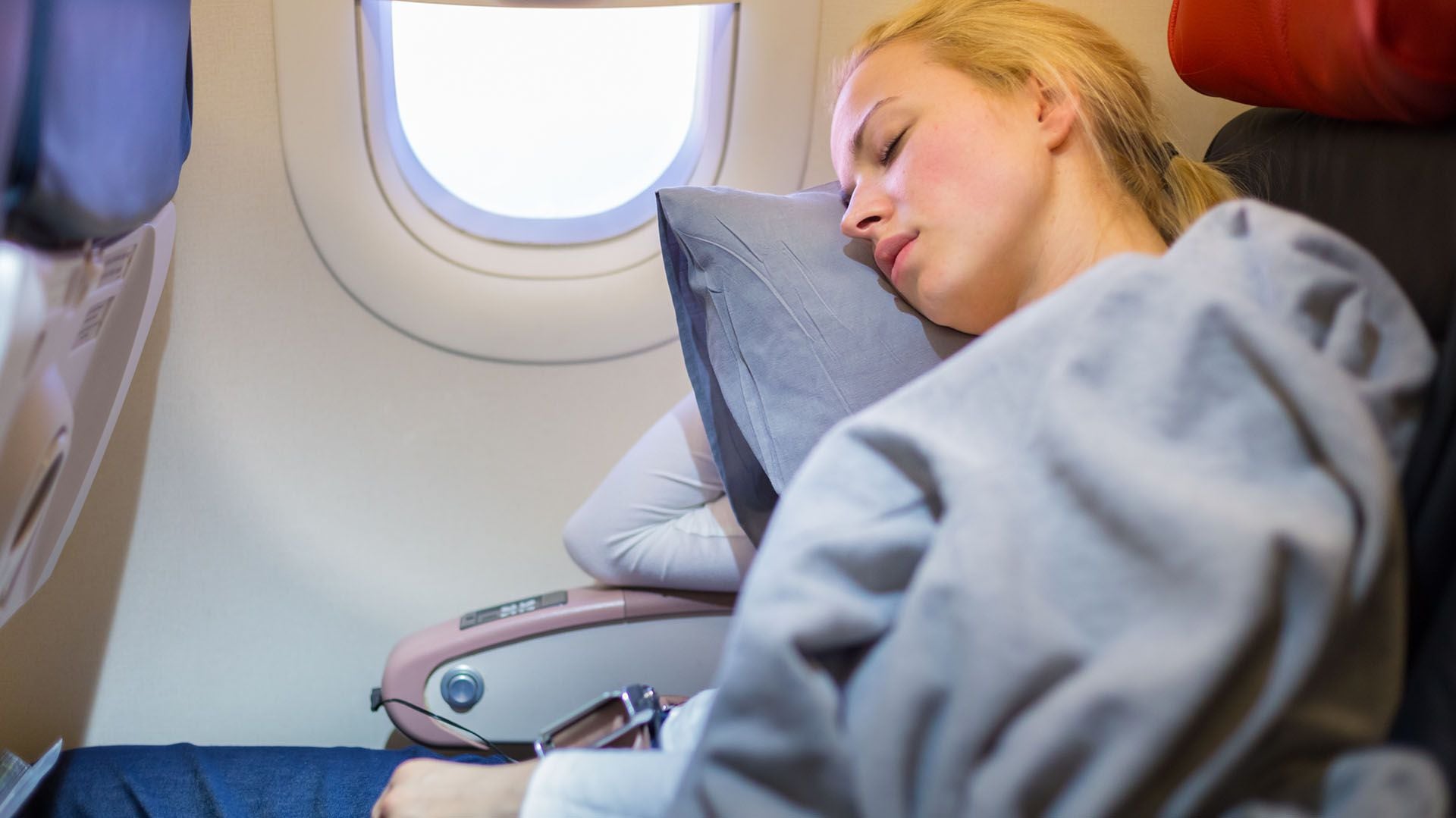 Los fármacos para dormir pueden jugar una mala pasada durante un viaje en avión (Getty)
