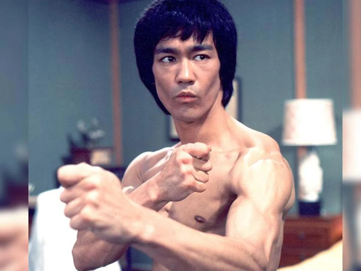 Inútil fábrica Beber agua Bruce Lee murió de un golpe de calor según una nueva biografía - Infobae