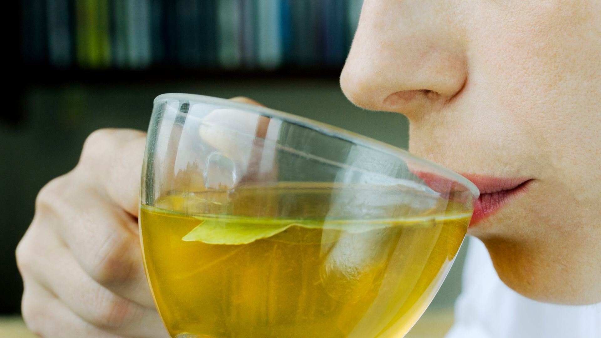 Los ensayos clínicos muestran que el consumo regular de té, especialmente el té verde, puede mejorar ligeramente la presión arterial y el colesterol (Getty Images)
