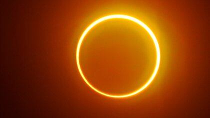 El anillo de fuego es formado cuando la Luna no logra tapar completamente al Sol (Photo by Ferdinandh CABRERA / AFP)