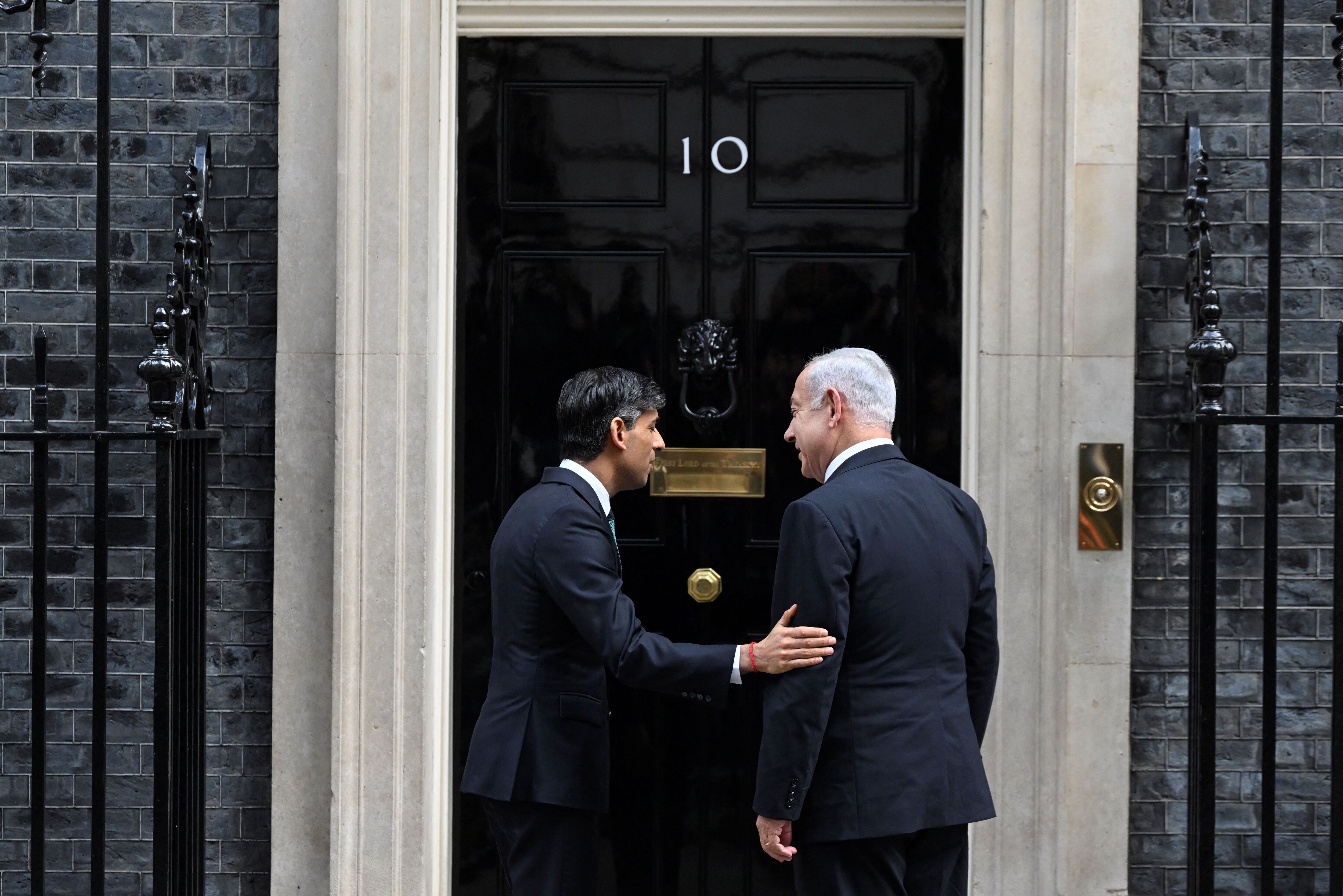 El primer ministro británico, Rishi Sunak, recibe al primer ministro israelí, Benjamin Netanyahu, en Downing Street, Londres, Gran Bretaña, 24 de marzo de 2023. REUTERS/Toby Melville