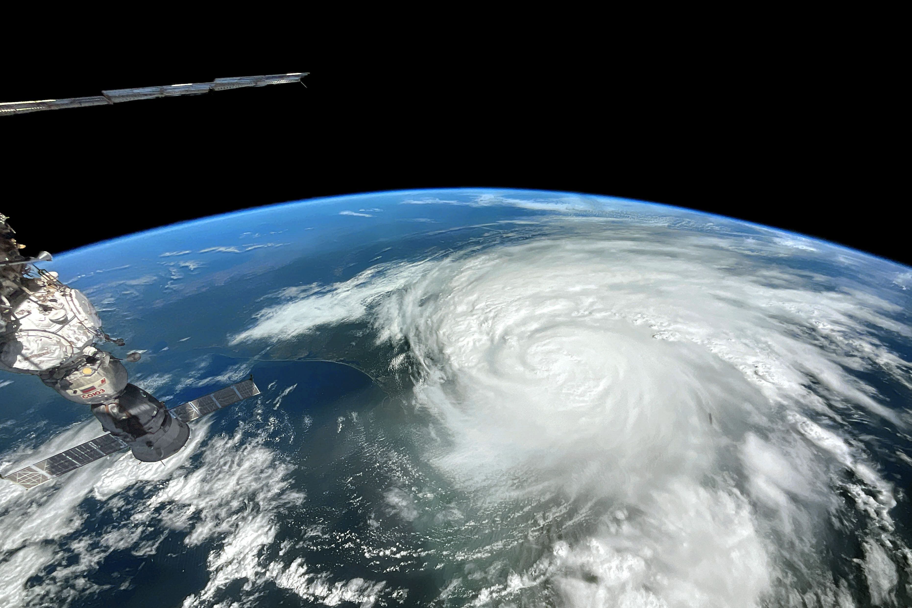 Fotografía del 30 de agosto de 2023 cedida por la NASA, tomada desde la Estación Espacial Internacional (EEI), donde se muestra una instantánea del huracán Idalia sobre el Golfo de México y Florida (EE.UU.). EFE/ NASA