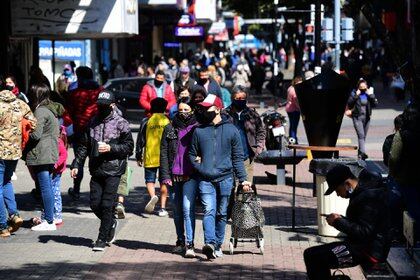 Paseos familiares, compras y poca distancia social (Centro comercial de Quilmes)