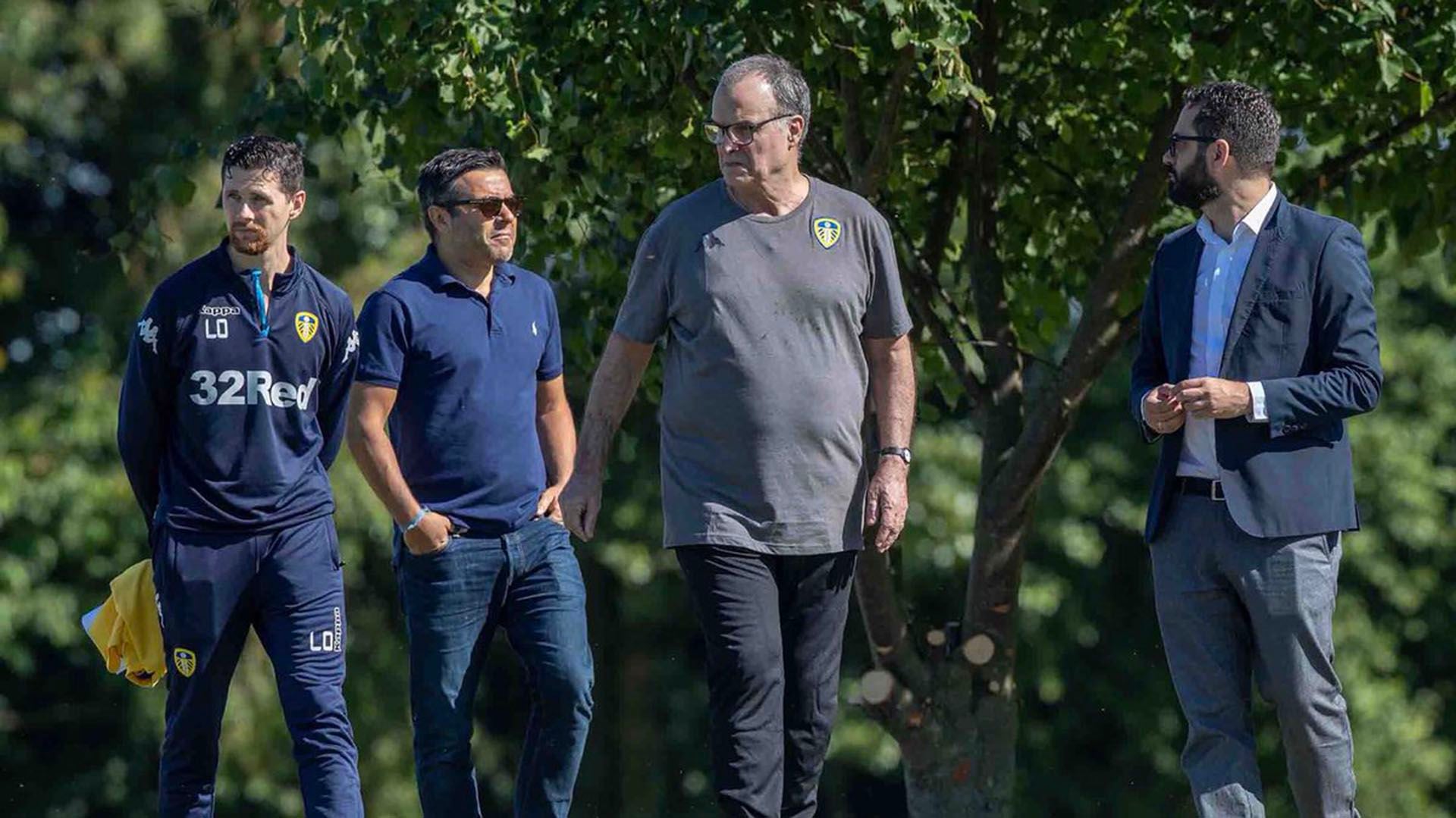 Bielsa junto a su ayudante Lucas Ouviña, el propietario de Leeds Andrea Radrizzani y el director deportivo Víctor Orta (@LUFC)