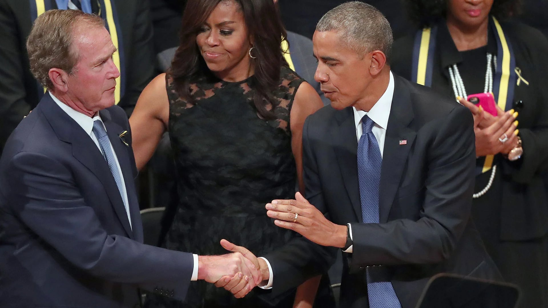 Bush mantiene una buena relación con el actual presidente Barack Obama. Es invitado a ceremonias y actos por la Casa Blanca (AFP)