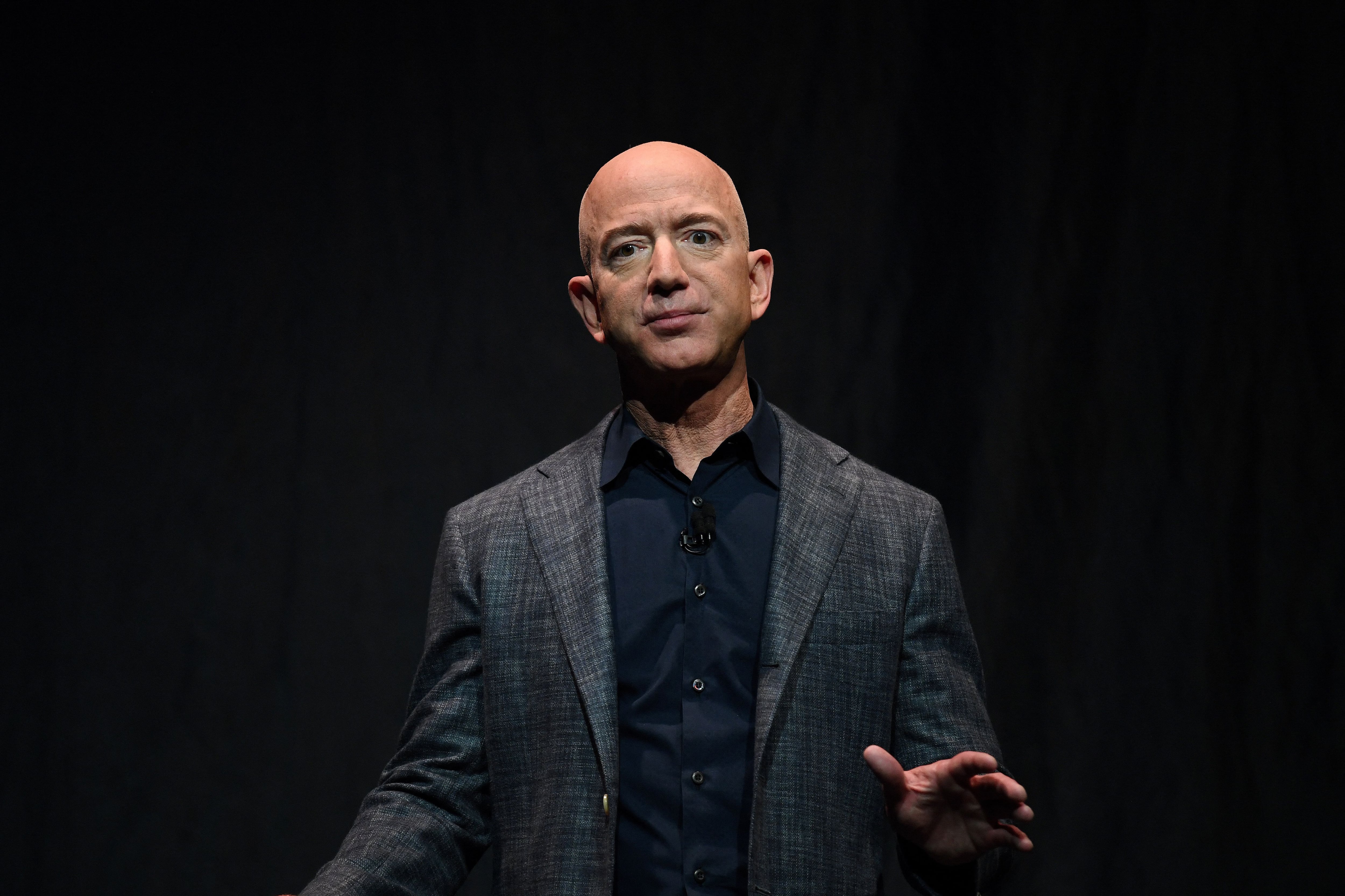 Bezos aprovecha el buen momento de Amazon, que reportó su mejor crecimiento de ventas en línea desde el comienzo de la pandemia. (REUTERS/Clodagh Kilcoyne)