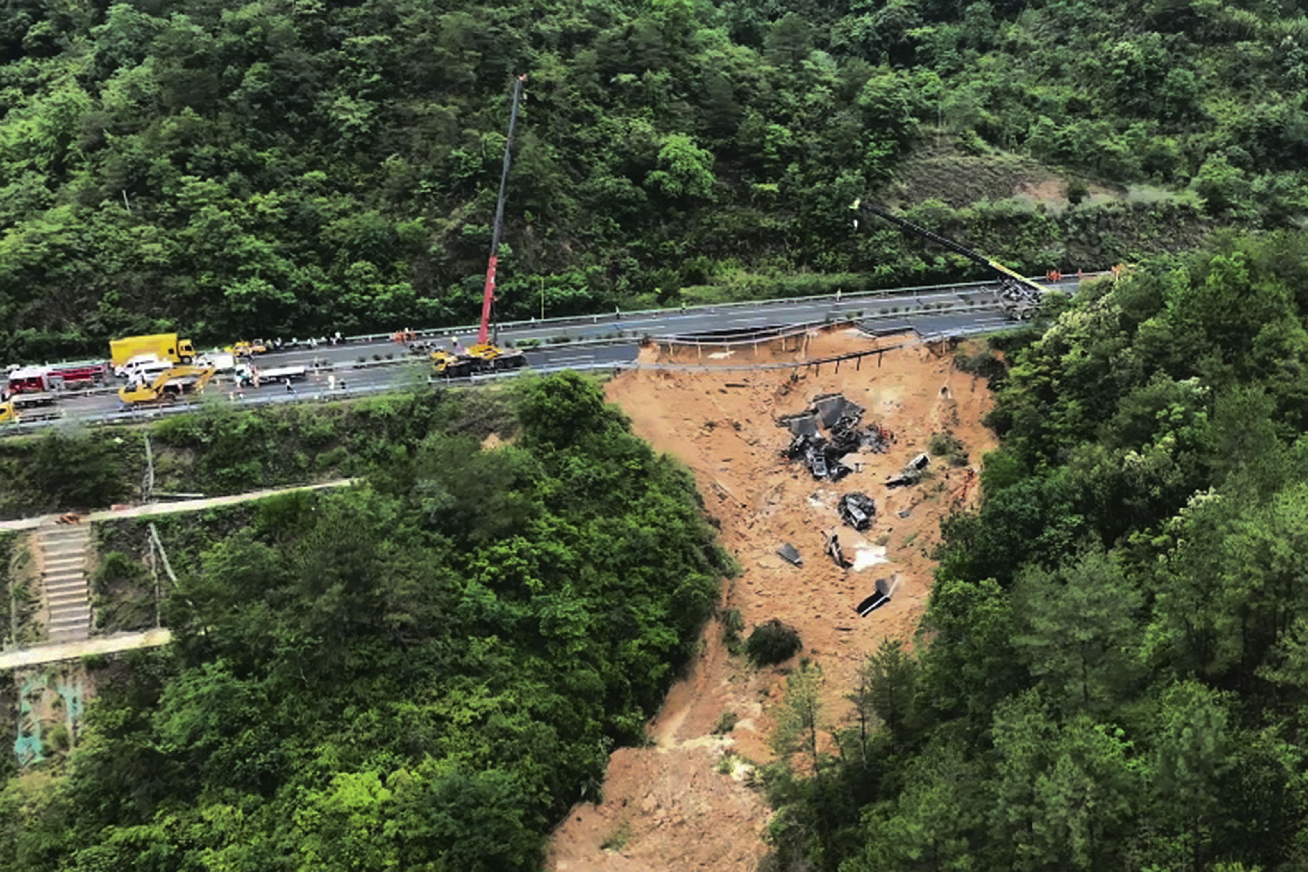 Rescatistas en el lugar donde se derrumbó un tramo de la autopista Meizhou-Dabu rn Meizhou, en la provincia sureña de Guangdong (Cantón). (Agencia de noticias Xinhua via AP)