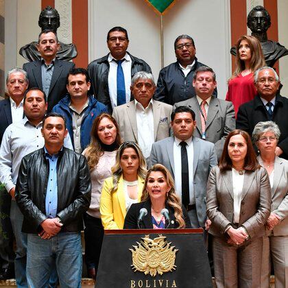 La presidente interina Jeanine Áñez ya dio por terminado su gobierno de transición en una breve ceremonia y no participará de la ceremonia de jura de Arce este domingo